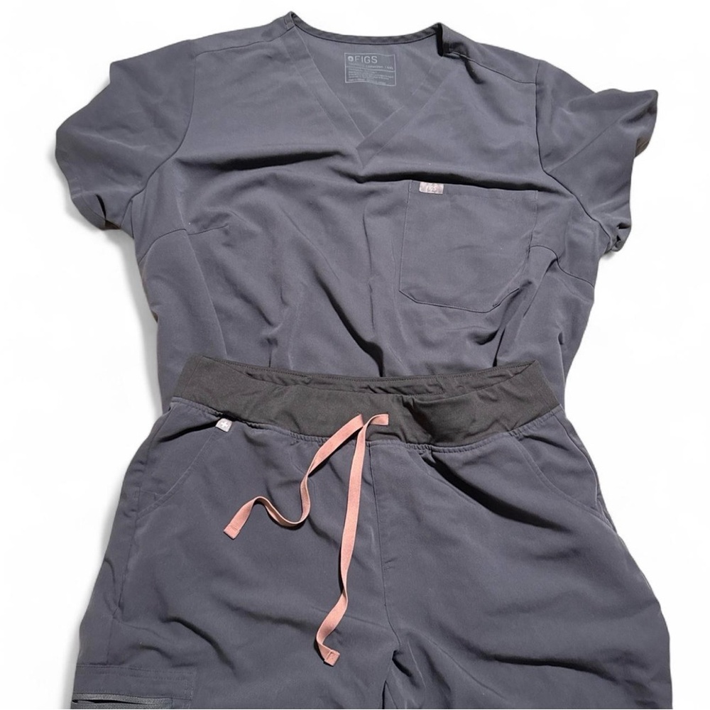 Figs Charcoal Scrub Set with Coral Drawstring